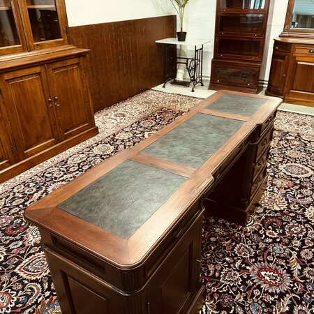 Engels ondiep mahonie bureau