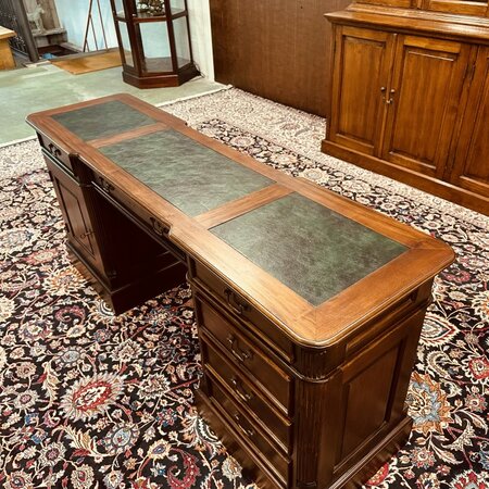 Engels ondiep mahonie bureau