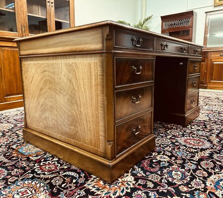 Heldense mahonie bureau met lederen blad