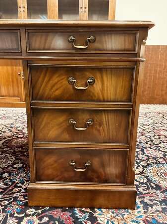 Heldense mahonie bureau met lederen blad