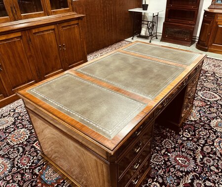 Heldense mahonie bureau met lederen blad