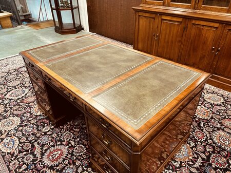 Heldense mahonie bureau met lederen blad