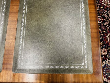 Heldense mahonie bureau met lederen blad