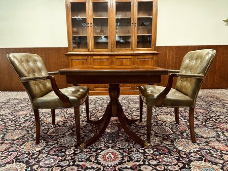 Heldense tafel met 2 Chesterfield stoelen