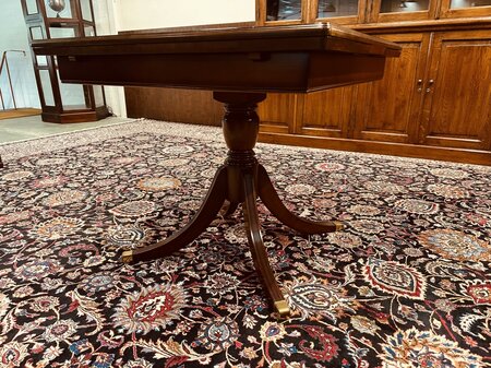 Heldense tafel met 2 Chesterfield stoelen