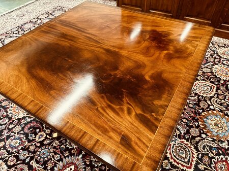 Heldense tafel met 2 Chesterfield stoelen