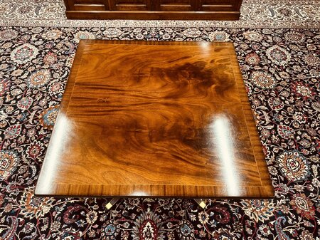 Heldense tafel met 2 Chesterfield stoelen