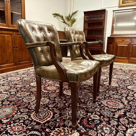 Heldense tafel met 2 Chesterfield stoelen