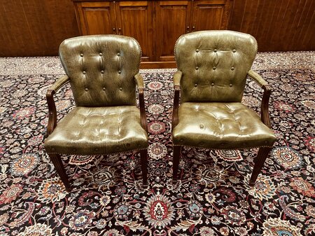 Heldense tafel met 2 Chesterfield stoelen