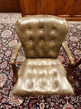 Heldense tafel met 2 Chesterfield stoelen