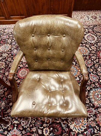 Heldense tafel met 2 Chesterfield stoelen
