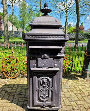 Grote antieke Belgische gietijzeren brievenbus