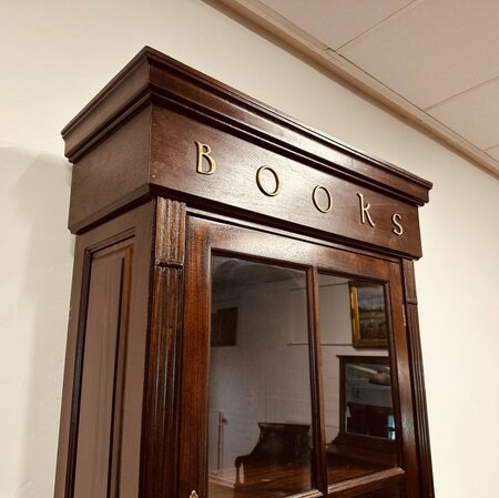 Klassieke mahonie boekenkast