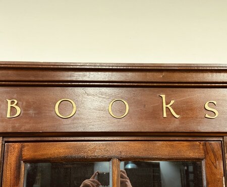 Klassieke mahonie boekenkast