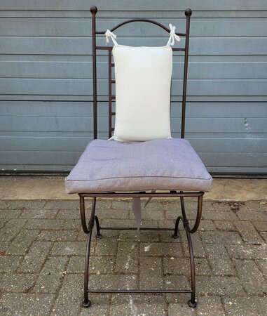 Klassieke smeedijzeren tuinstoelen met zitkussens