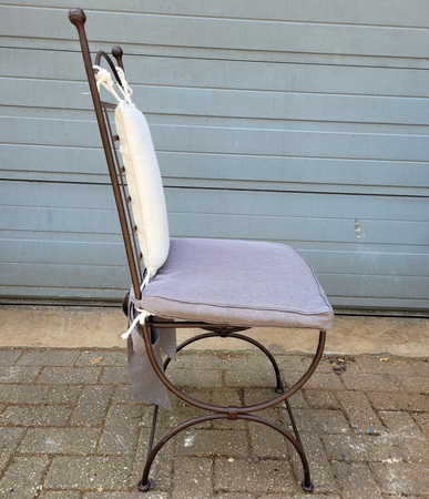 Klassieke smeedijzeren tuinstoelen met zitkussens