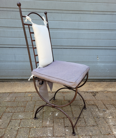 Klassieke smeedijzeren tuinstoelen met zitkussens