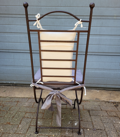 Klassieke smeedijzeren tuinstoelen met zitkussens
