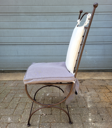 Klassieke smeedijzeren tuinstoelen met zitkussens