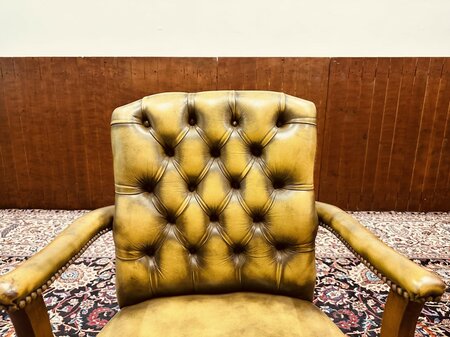 Engelse Chesterfield stoel Olijfgroen