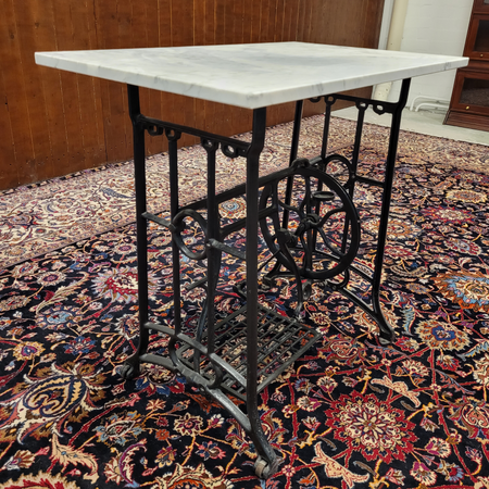 Antieke gietijzeren sidetable met marmeren blad