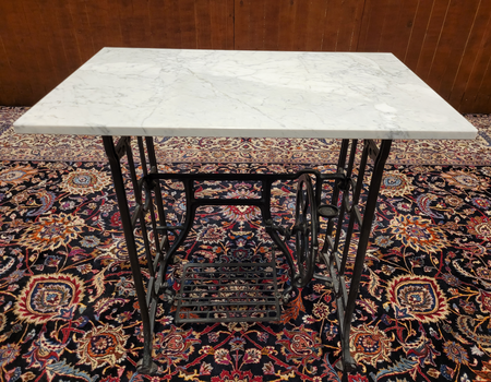 Antieke gietijzeren sidetable met marmeren blad