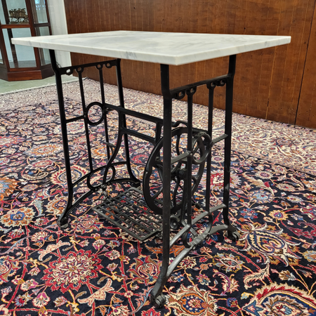 Antieke gietijzeren sidetable met marmeren blad