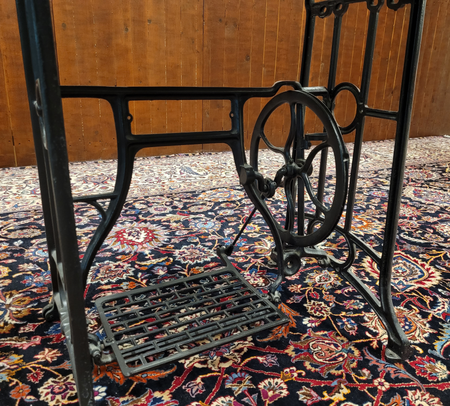 Antieke gietijzeren sidetable met marmeren blad