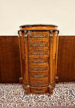 Antieke Franse kast met inlegwerk en bronzen ornamenten