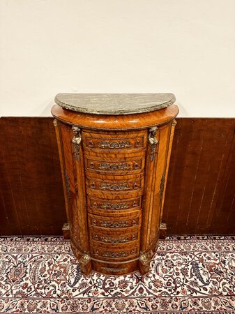 Antieke Franse kast met inlegwerk en bronzen ornamenten