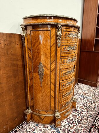 Antieke Franse kast met inlegwerk en bronzen ornamenten