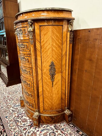 Antieke Franse kast met inlegwerk en bronzen ornamenten