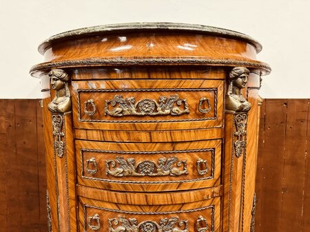Antieke Franse kast met inlegwerk en bronzen ornamenten