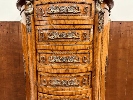 Antieke Franse kast met inlegwerk en bronzen ornamenten