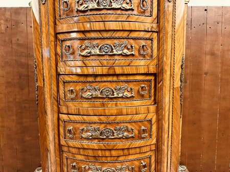 Antieke Franse kast met inlegwerk en bronzen ornamenten