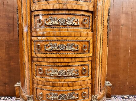 Antieke Franse kast met inlegwerk en bronzen ornamenten