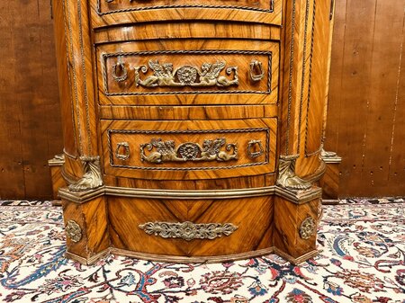 Antieke Franse kast met inlegwerk en bronzen ornamenten