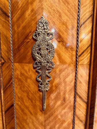 Antieke Franse kast met inlegwerk en bronzen ornamenten