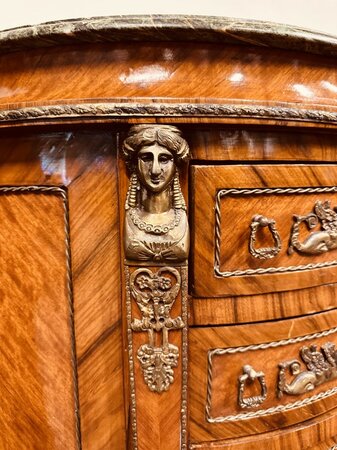 Antieke Franse kast met inlegwerk en bronzen ornamenten