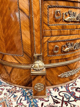 Antieke Franse kast met inlegwerk en bronzen ornamenten