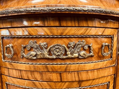 Antieke Franse kast met inlegwerk en bronzen ornamenten