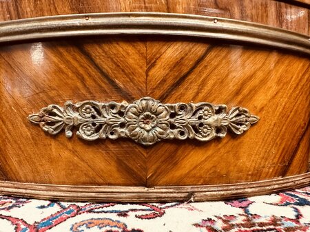 Antieke Franse kast met inlegwerk en bronzen ornamenten