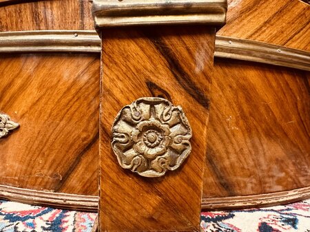 Antieke Franse kast met inlegwerk en bronzen ornamenten