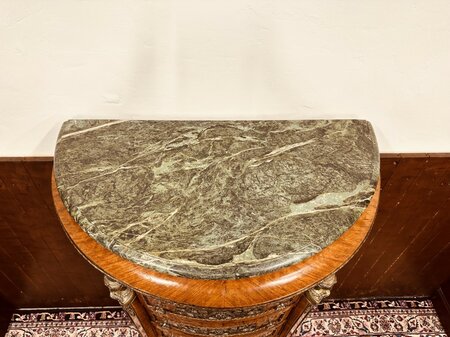 Antieke Franse kast met inlegwerk en bronzen ornamenten