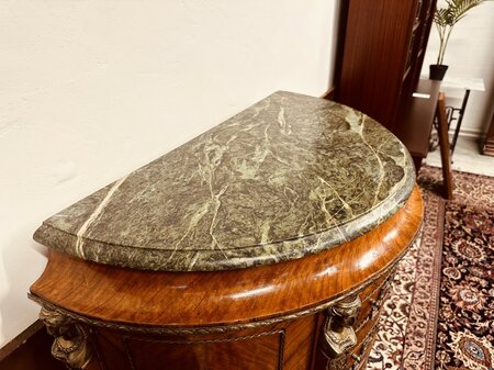 Antieke Franse kast met inlegwerk en bronzen ornamenten