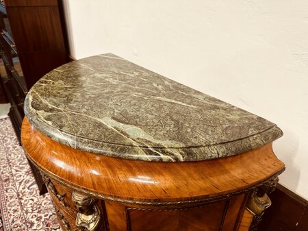 Antieke Franse kast met inlegwerk en bronzen ornamenten