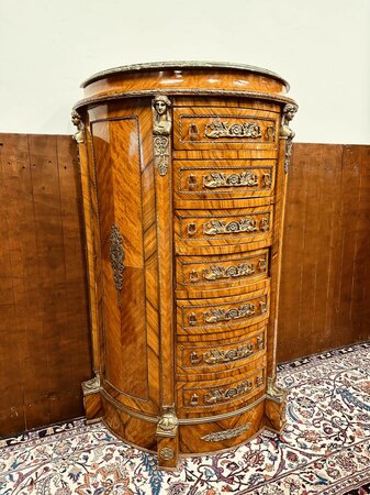 Antieke Franse kast met inlegwerk en bronzen ornamenten