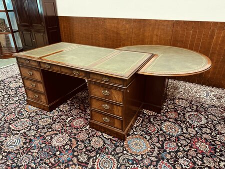Exclusief Heldense bureau met conferentietafel