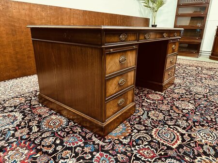 Exclusief Heldense bureau met conferentietafel