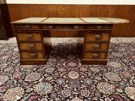 Exclusief Heldense bureau met conferentietafel